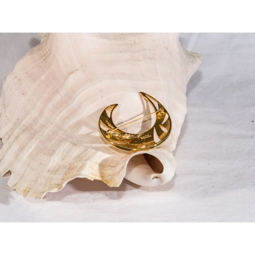 Vintage Monet moon shaped brooch pin‎ gold tone signed white enamel